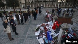 Orang-orang mengunjungi Obelisk of Theodosius di mana ledakan bunuh diri terjadi di lapangan Sultanahmet Selasa lalu di Istanbul, Turki 14 Januari 2016.