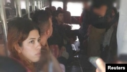 Migrantes secuestrados en el norte de México son trasladados en autobús por las autoridades, tras ser rescatados en el municipio de Río Bravo, el 3 de enero de 2024.