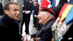 Президент Франции Эмманюэль Макрон поздравляет ветеранов Второй мировой