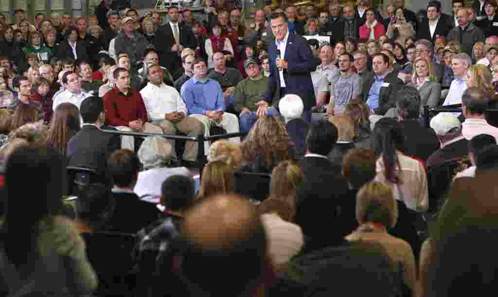 Mitt Romney berbicara di sebuah rapat umum di balai pertemuan Taylor Winfield di Youngstown, Ohio, 5 Maret 2012 (AP).