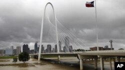 El río Trinity fluye amenazadoramente bajo el puente Hunt Hill en Dallas.