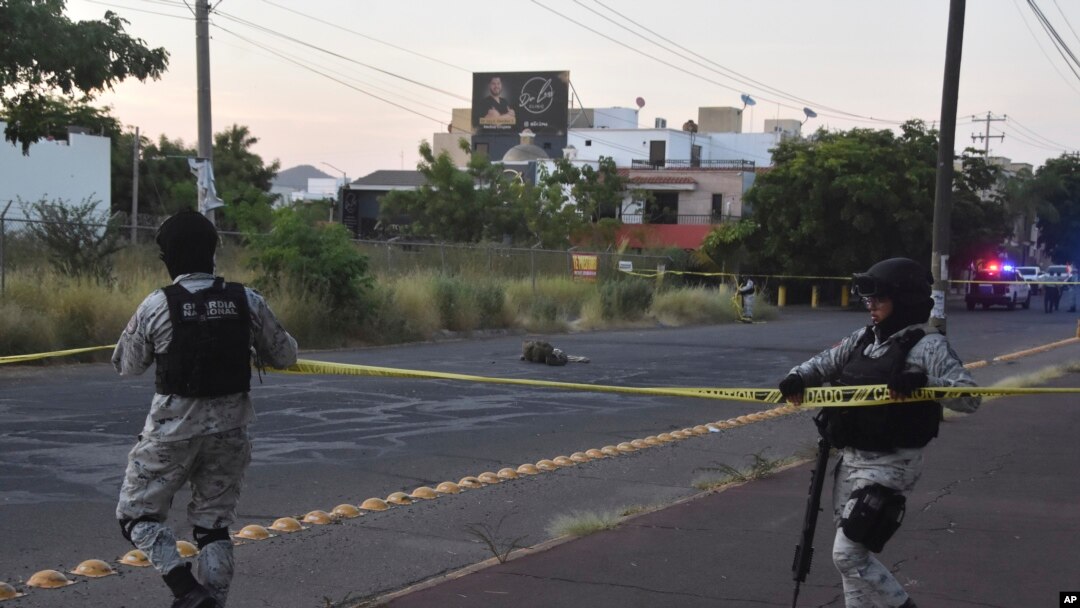Guardias nacionales acordonan un área donde hay un cadáver en una calle en Culiacán, estado de Sinaloa, México, el lunes 14 de octubre de 2024.