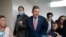 ARHIVA - Senator Joeo Manchin, konzervativni demokrata iz Zapadne Virdžinije, okružen reporterima na Kapitol hilu 26. maja 2021. 