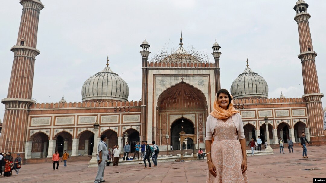 Duta Besar Amerika untuk PBB, Nikki Haley mengunjungi Masjid Jama di New Delhi, India Kamis (28/6). 
