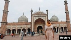 Duta Besar Amerika untuk PBB, Nikki Haley mengunjungi Masjid Jama di New Delhi, India Kamis (28/6). 