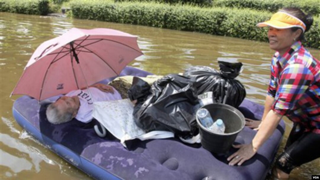 Wanita lansia dievakuasi dari wilayah banjir di Don Muang, Bangkok, Thailand (23/10). Diperkirakan banjir Bangkok baru akan surut sebulan lagi.