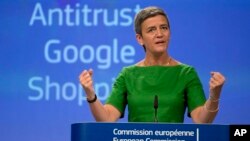 Margrethe Vestager, regulator antimonopoli terkemuka Eropa mengumumkan denda besar-besaran terhadap raksasa teknologi Google (27/6). 