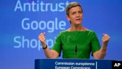 La comisaria de competencia de la UE, Margrethe Vestager, explica en conferencia de prensa la multa impuesta a Google.