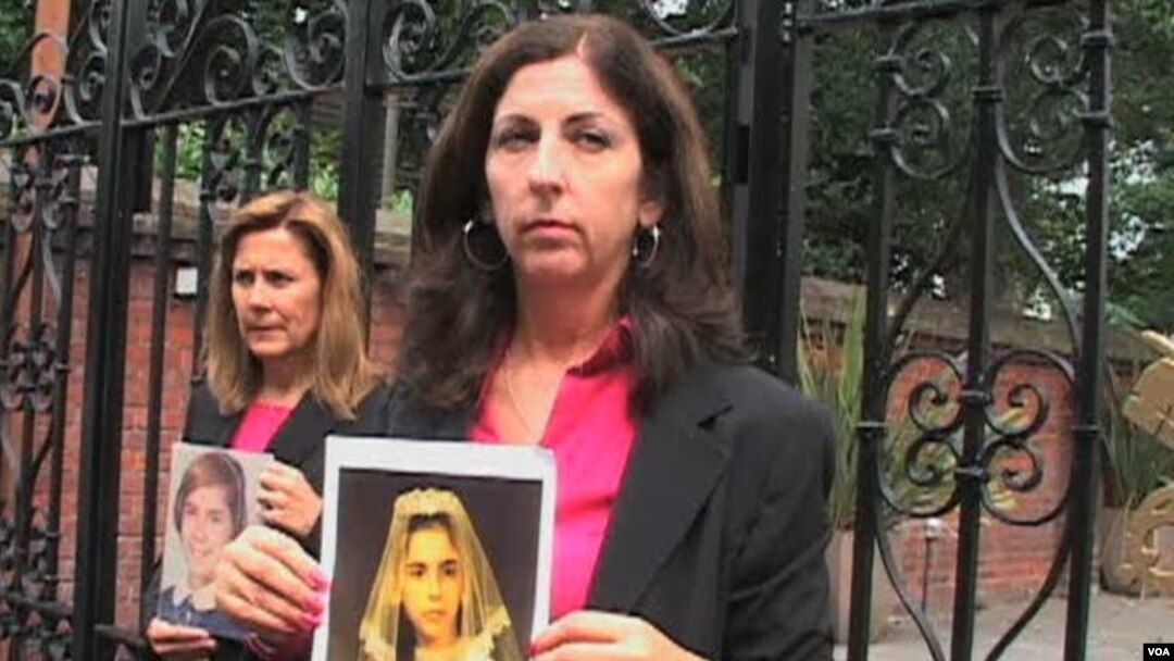 Dua warga AS Therese Albrecht dan Barbara Blaine (kiri) berada di London, Inggris untuk melakukan unjuk rasa atas pelecehan seksual terhadap anak-anak oleh para pastur gereja Katolik.