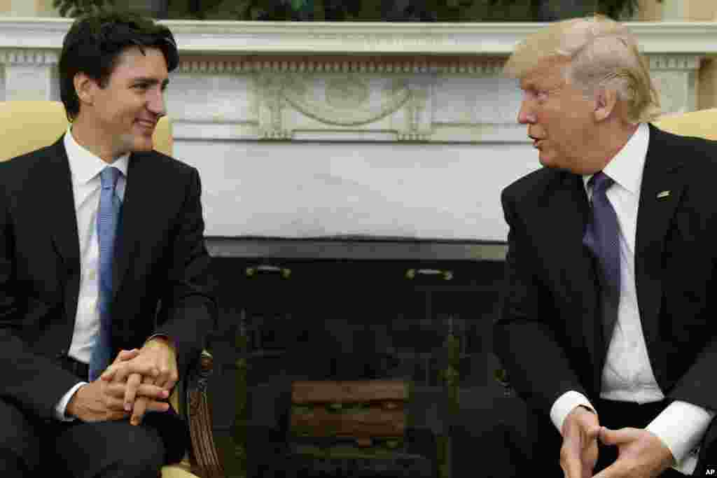 Rankont Prezidan Donald Trump ak Premye Minis Kanadyen Justin Trudeau nan Biwo Oval Mezon Blanch la nan Washington, lendi, 13 fevriye 2017. (AP Photo / Evan Vucci)