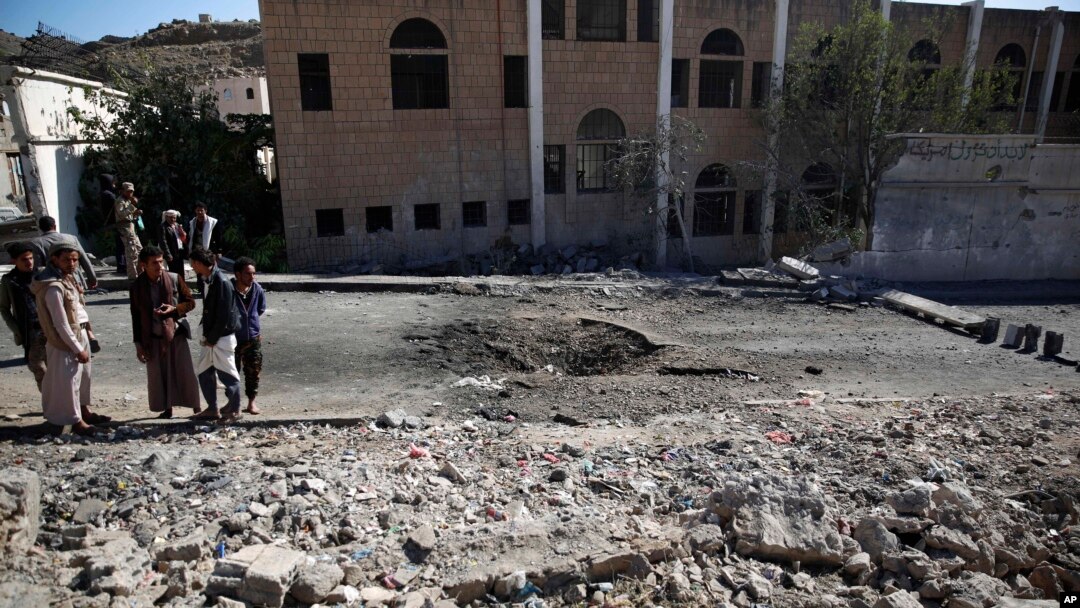 Para pejuang Syiah, dikenal sebagai Houthi, di lokasi serangan udara oleh Koalisi Saudi di Sanaa, Yaman (16/10). (AP/Hani Mohammed)