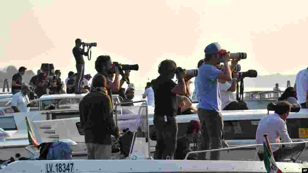 Vogue là tạp chí độc quyền hình ảnh hôn lễ của diễn viên George Clooney. 