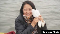 གསར་ཁང་སྐད་གྲགས་ཅན་ཞིག་གིས་བོད་མོ་ཞིག་གླེང་བ།