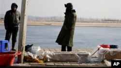 중국의 북-중 접경도시 단둥에서 중국 어부들이 물고기를 팔고 있다. (자료사진)