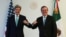 El enviado presidencial de Estados Unidos para el Clima, John Kerry, y el canciller mexicano Marcelo Ebrard se saludan durante la visita de Kerry a México esta semana.
