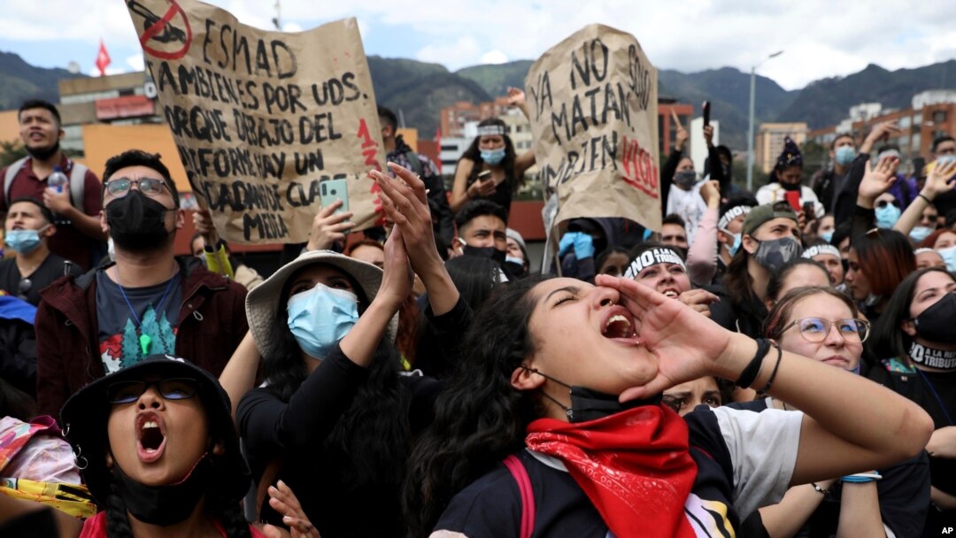 Mujeres gritan consignas durante una manifestación contra la reforma fiscal propuesta por el gobierno, el Primero de Mayo, o Día Internacional de los Trabajadores, en Bogotá, Colombia, el sábado 1 de mayo de 2021.