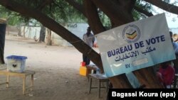 Un bureau de vote sous un arbre à Gassi, un quartier Est de Ndjamena, Tchad, 10 avril 2016. (VOA Afrique/Bagassi Koura)