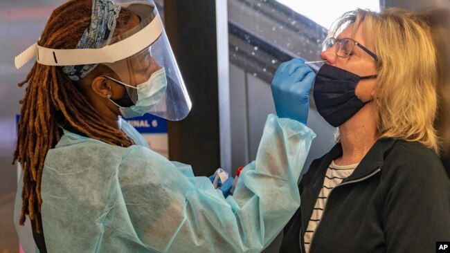 洛杉矶国际机场工作人员对旅客进行新冠病毒的测试（2020年11月25日）
