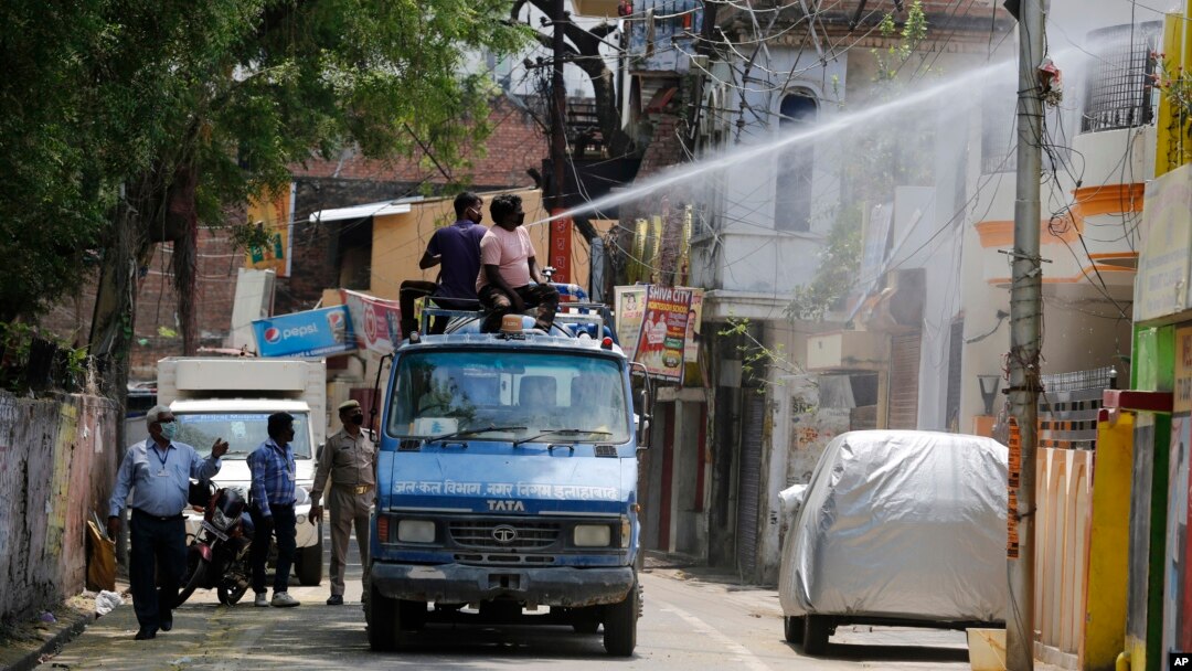 Un trabajador municipal desinfecta un área donde se han registran gran cantidad de casos de coronavirus en Prayagraj, India, el 25 de abril de 2020.