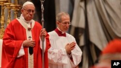 El papa Francisco celebra la misa de Pentecostés en la Basílica de San Pedro en el Vaticano el domingo, 20 de mayo, de 2018.