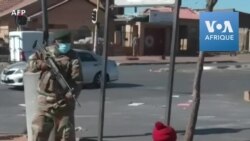 L'armée sud-africaine patrouille dans les rues de Soweto pour empêcher les pillages