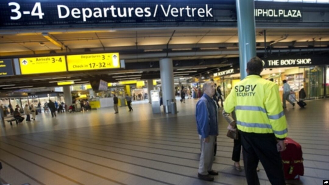 A security agent stands in the departure hall of the Amsterdam Schiphol airport after two Yemenis arrested at the Airport off a flight from the US were being held on suspicion of conspiracy to prepare a terrorist act, 31 Aug 2010