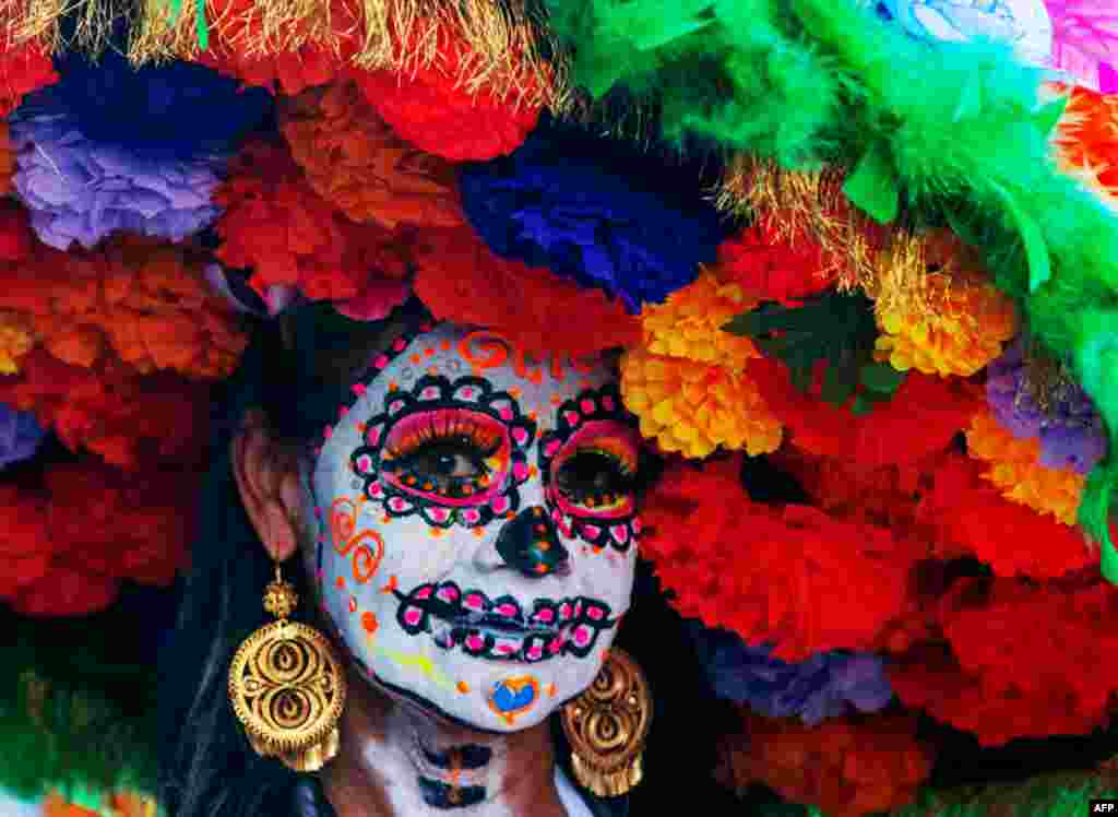 Seorang wanita dengan wajah dicat seperti Catrina menghadiri perayaan hari tengkorak menjelang hari kematian di Monterrey, negara bagian Nuevo Leon, Meksiko. (AFP)&nbsp;