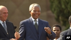 Le président Nelson Mandela, dansant lors des festivités de son investiture en 1994