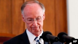 El político sureño de 74 años de edad, de religión bautista y padre de cuatro hijos, conocido como "Luv Gob", enfrentó así el primer juicio político presentado por los legisladores de Alabama en más de un siglo.