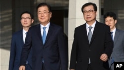 Chung Eui-yong, front left, head of the presidential National Security Office, Suh Hoon, front right, the chief of the South's National Intelligence Service, and other members of the delegation as they leave for Pyongyang, North Korea, at a military airport in Seongnam, south of Seoul, South Korea, Sept. 5, 2018. 