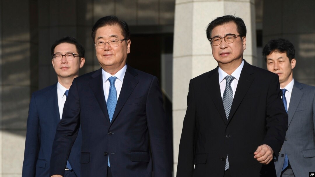 Kepala Kantor Keamanan Nasional kepresidenan; Suh Hoon (kanan depan), kepala Dinas Intelijen Nasional Korsel, dan anggota delegasi lainnya menaiki pesawat menuju Pyongyang di pangkalan udara militer di Seongnam, Seoul selatan, Korea Selatan, Rabu, 5 September 2018.