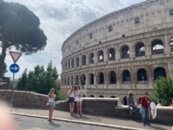 Tourists outside Rome's ancient amphitheater. (Sabina Castelfranco//VOA)