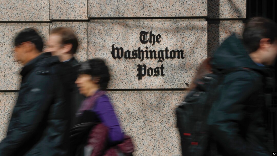 ARCHIVO - Varias personas caminan frente al Edificio One Franklin Square, sede del diario The Washington Post, en el centro de Washington DC, el 21 de febrero de 2019.