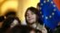 Mladić drži zastavu EU dok prisustvuje protestu opozicije protiv rezultata parlamentarnih izbora u Tbilisiju, Gruzija, 28. oktobra 2024.