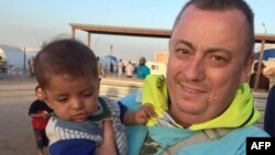 Foto distribuida por el gobierno británico del trabajador Alan Henning en un campo de refugiados entre la frontera siria-turca.