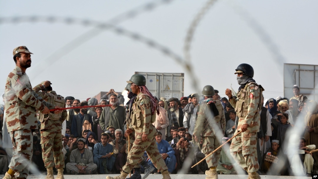 Warga menunggu untuk menyeberangi Afghanistan di pos perbatasan Chaman, Pakistan. (Foto: Dok)