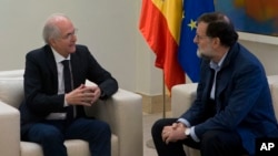 El ex alcalde de Caracas, Antonio Ledezma (izq.) conversa con el presidente del gobierno español Mariano Rajoy en el Palacio de Moncloa en Madrid. nov. 18, 2017.