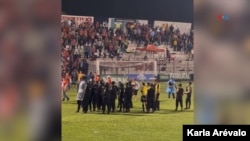 ARCHIVO - Debido a las amenazas de la afición durante el partido entre el anfitrión Sacachispas y el Suchitepéquez, de la primera división de Guatemala, los árbitros tuvieron que ser protegidos por agentes antimotines, el 16 de noviembre de 2024.