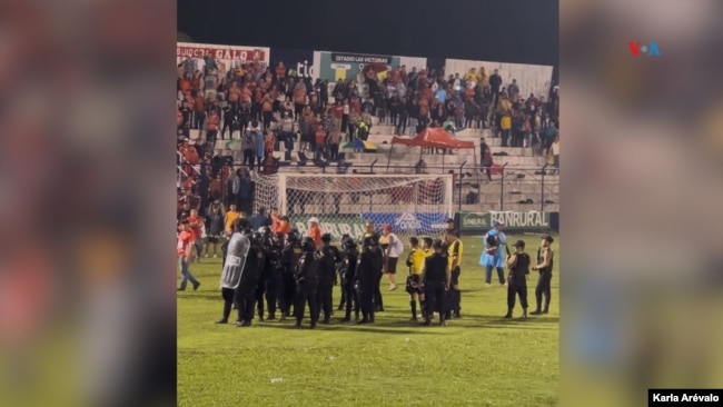 ARCHIVO - Debido a las amenazas de la afición durante el partido entre el anfitrión Sacachispas y el Suchitepéquez, de la primera división de Guatemala, los árbitros tuvieron que ser protegidos por agentes antimotines, el 16 de noviembre de 2024.