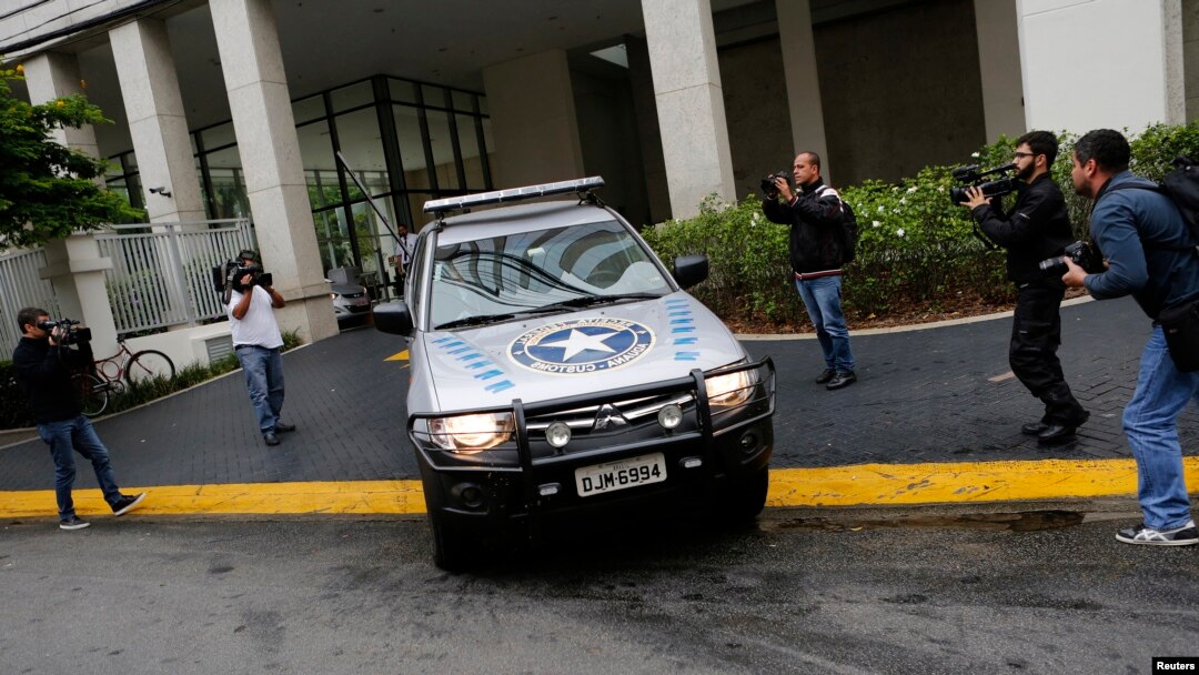 Un véhicule appartenant à l'Autorité brésilienne des impôts (RFP ) devant le siège du conglomérat brésilien Camargo Correa lors de l'opération « Car Wash " à Sao Paulo , le 14 novembre 2014 .