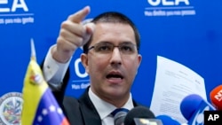 Menteri Luar Negeri Venezuela Jorge Arreaza memberikan konferensi pers di Organisasi Negara-Negara Amerika (OAS) di Washington, 6 Juni 2018.