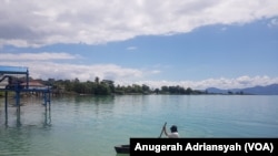 Seorang warga kecamatan Nainggolan, Pulau Samosir tengah mengayuh sampan di Danau Toba, Sumatera Utara. (Foto: VOA/Anugrah Adriansyah)