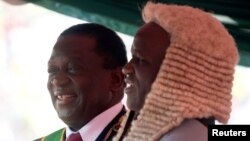 Umahluli uChief Justice, Luke Malaba, efungisa uMongameli Emmerson Mnangagwa.