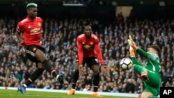 Paul Pogba inscrivant son but contre Manchester City en Premier League, Angleterre, le 7 avril 2018