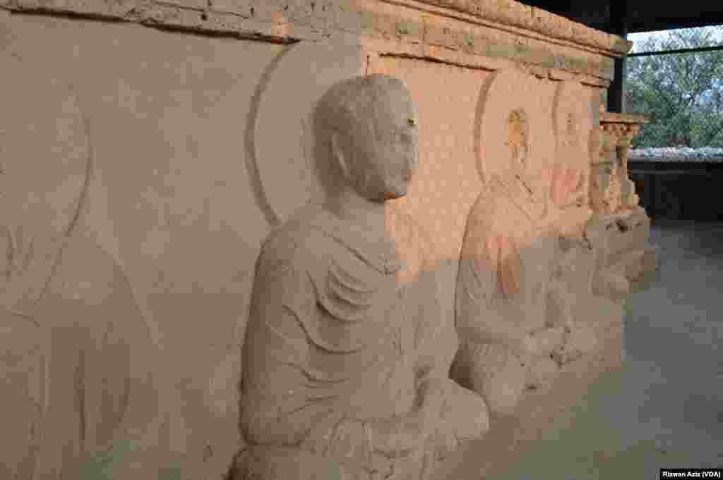 یہاں موجود باقیات میں سے بعض مجسمے اب بھی تقریباً اپنی اصل حالت میں ہیں جب کہ بعض مخدوش ہو چکے ہیں۔