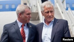 Sakataren tsaron Amurka Chuck Hagel daga hanun dama, jakadan Amurka a Singapore ya tarbeshi ranar Jumma'a da isarsa Singapore.