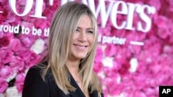 Jennifer Aniston arrives at the Los Angeles premiere of "Mother's Day" at the TCL Chinese Theatre, April 13, 2016. 