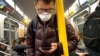 Arhiva - Čovek nosi masku dok se vozi metroom u Njujorku, 12. mart 2020.