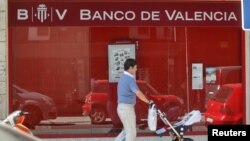 6月25日马德里的一家银行门前