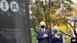 El exvicepresidente Joe Biden, junto a su esposa, Jill Biden, durante una ceremonia en honor a los veteranos de guerra celebrada en Filadelfia, Pensilvania, el 11 de noviembre de 2020.